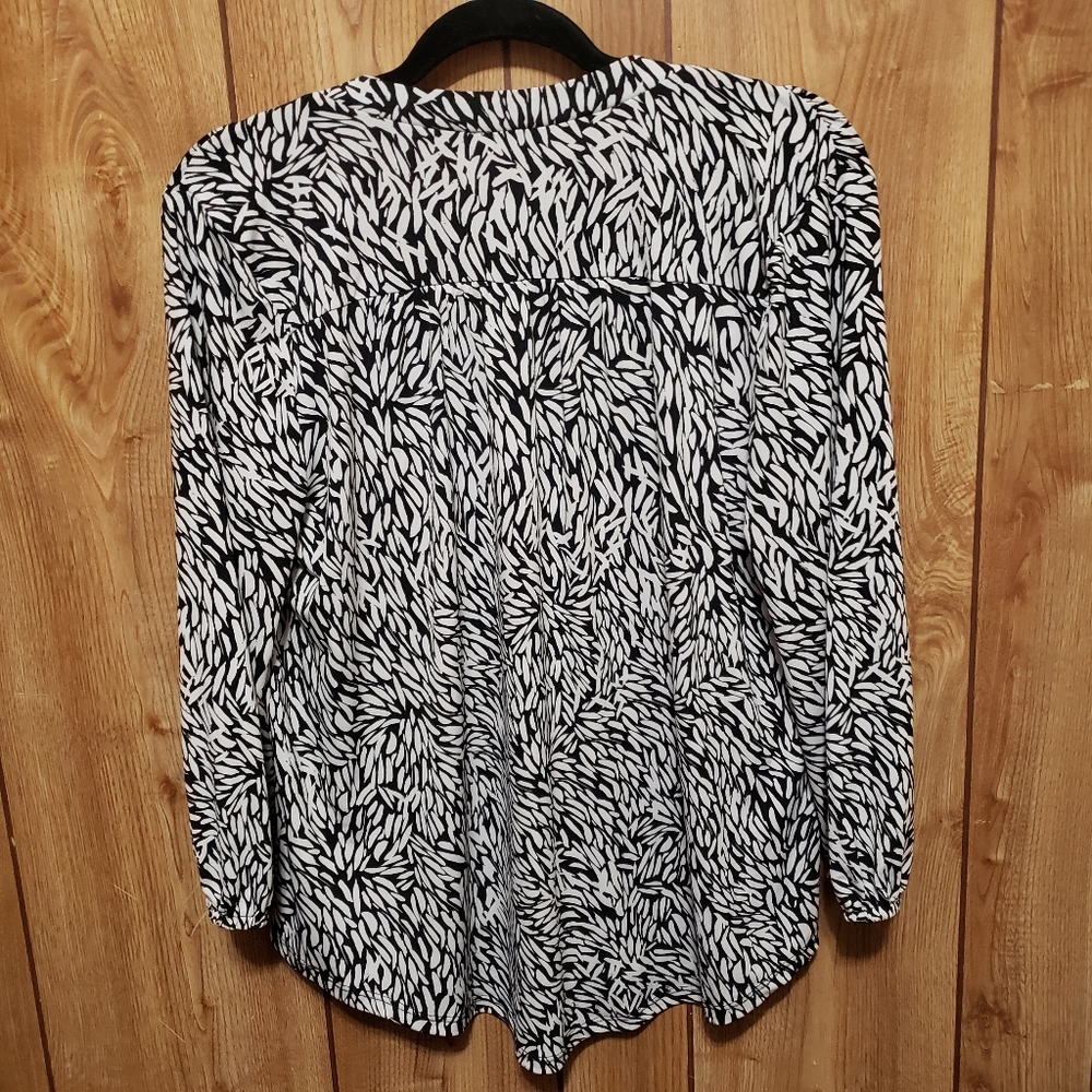 Vince Camuto Knit Blouse Women Size M Vneck Black White "Floral" Pattern - Picture 2 of 7